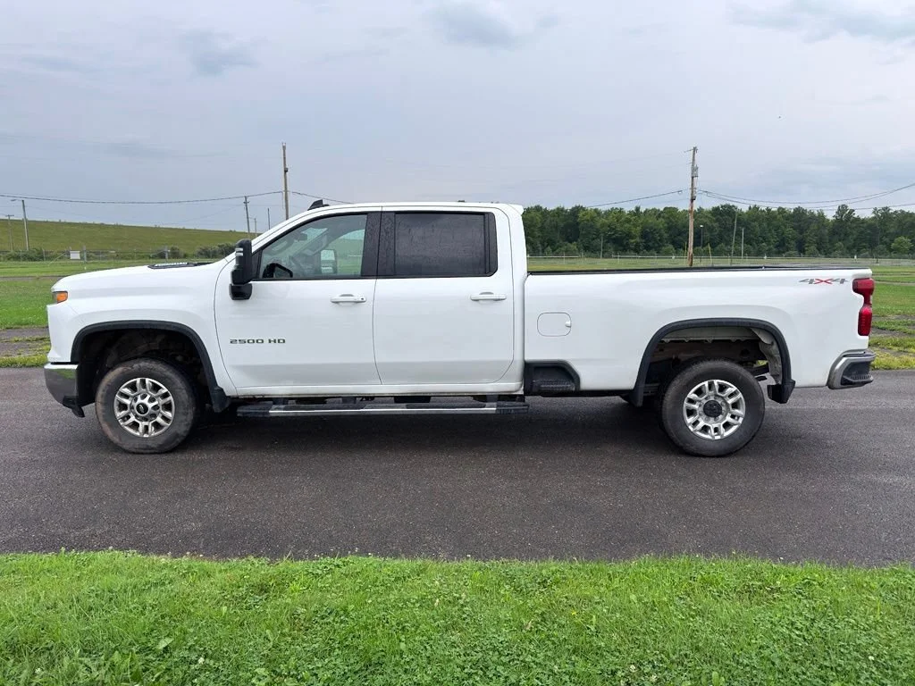 Used 2025 Summit White Chevrolet LT image 13