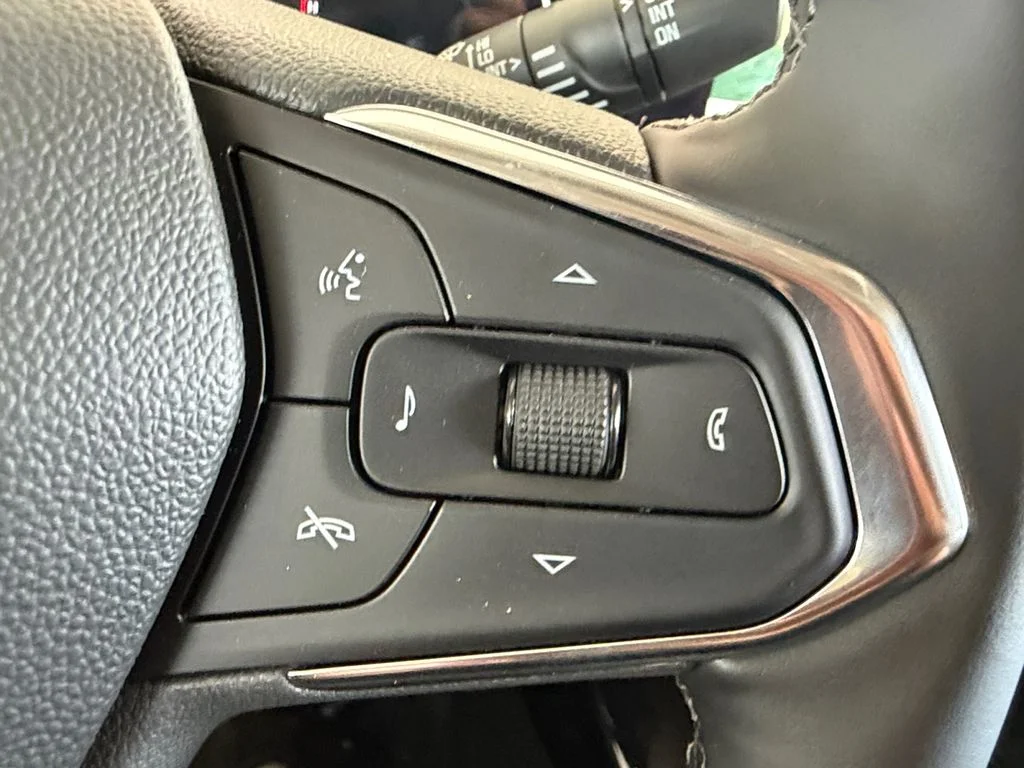 New 2026 Summit White Chevrolet ACTIV image 23