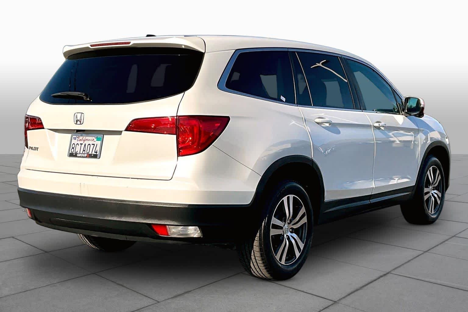Used 2017 White Diamond Pearl Honda EX image 12