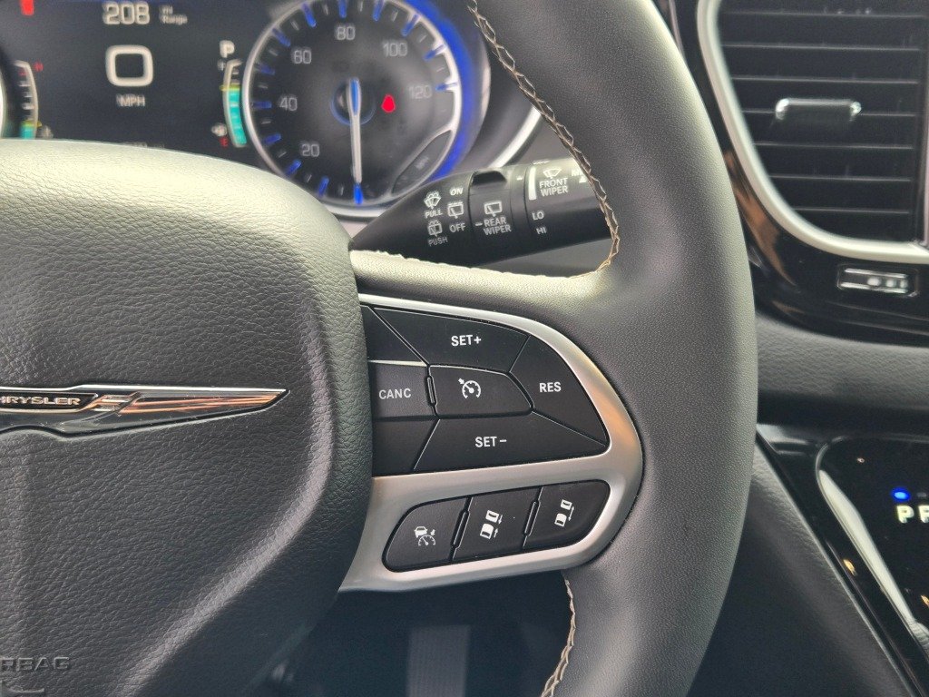 Used 2025 White Chrysler Select image 33