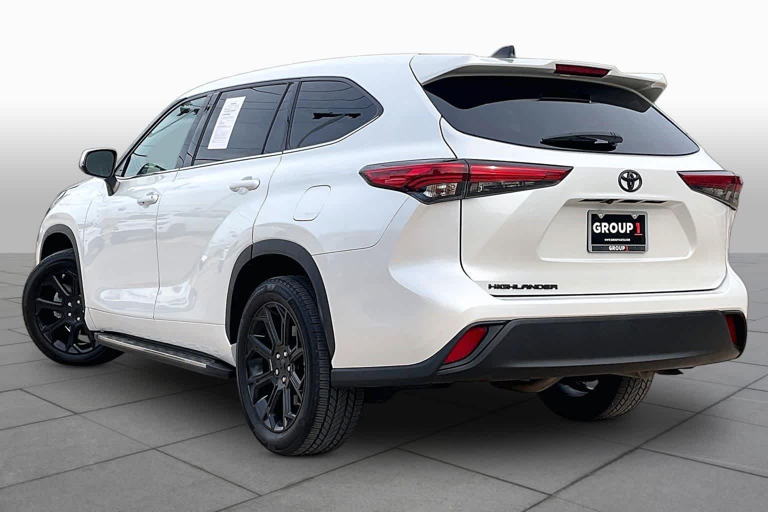 2022 Toyota Highlander L - Photo 12