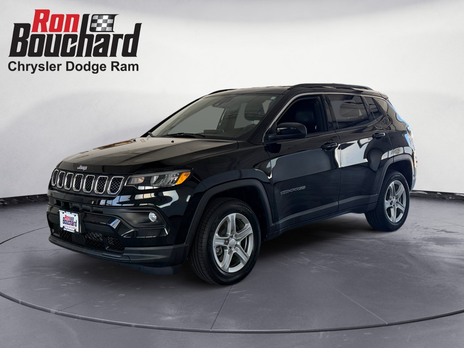 Used 2023 Diamond Black Crystal Pearlcoat Jeep Latitude image 5