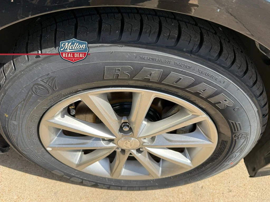 Used 2018 Black Hyundai SE image 8