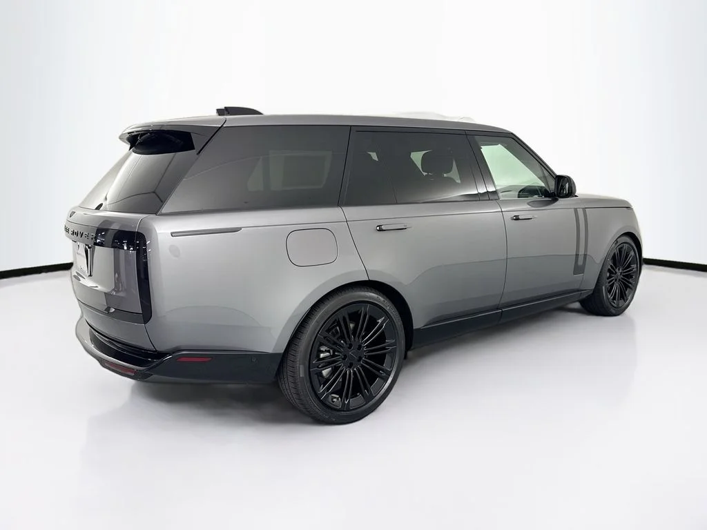 New 2026 Eiger Grey Land Rover SE image 5