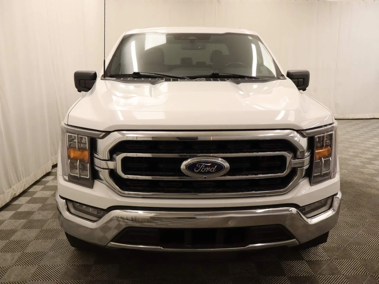 Used 2022 Oxford White Ford XLT Crew Cab image 4