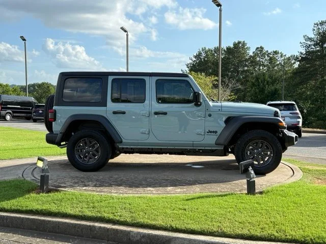 New 2026 Earl Clearcoat Jeep Sport S image 8