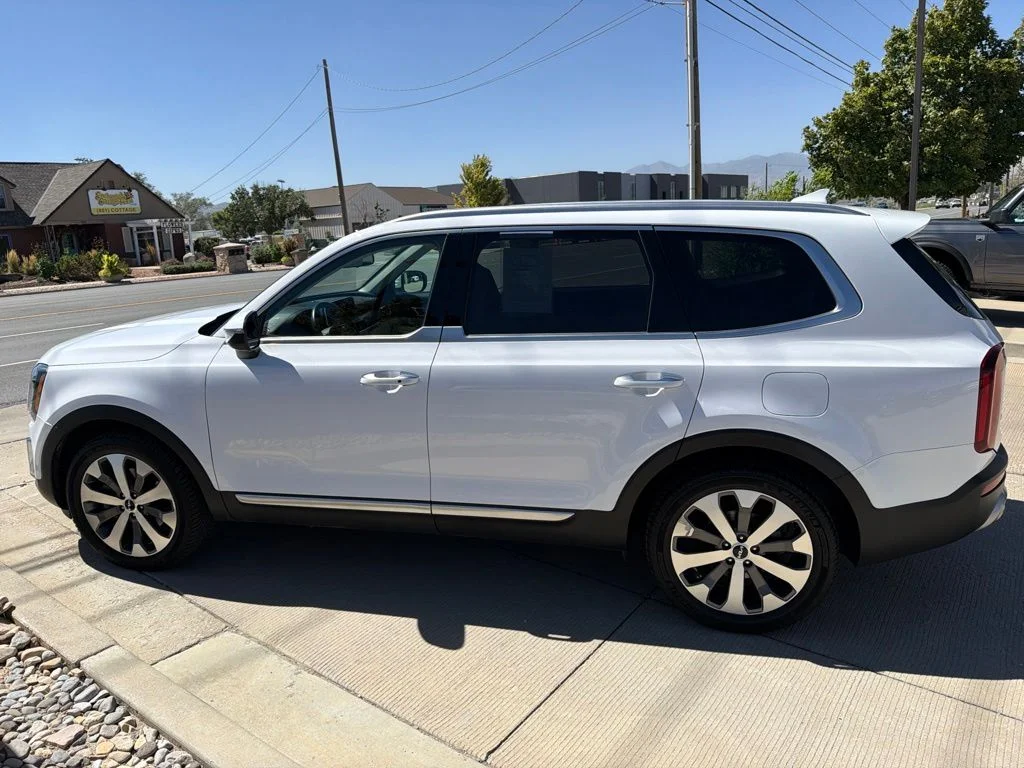 Used 2022 White Kia S image 4