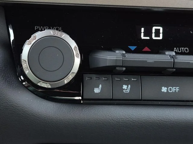 New 2026 Wind Chill Pearl <sup>1</sup> Toyota  Platinum image 30