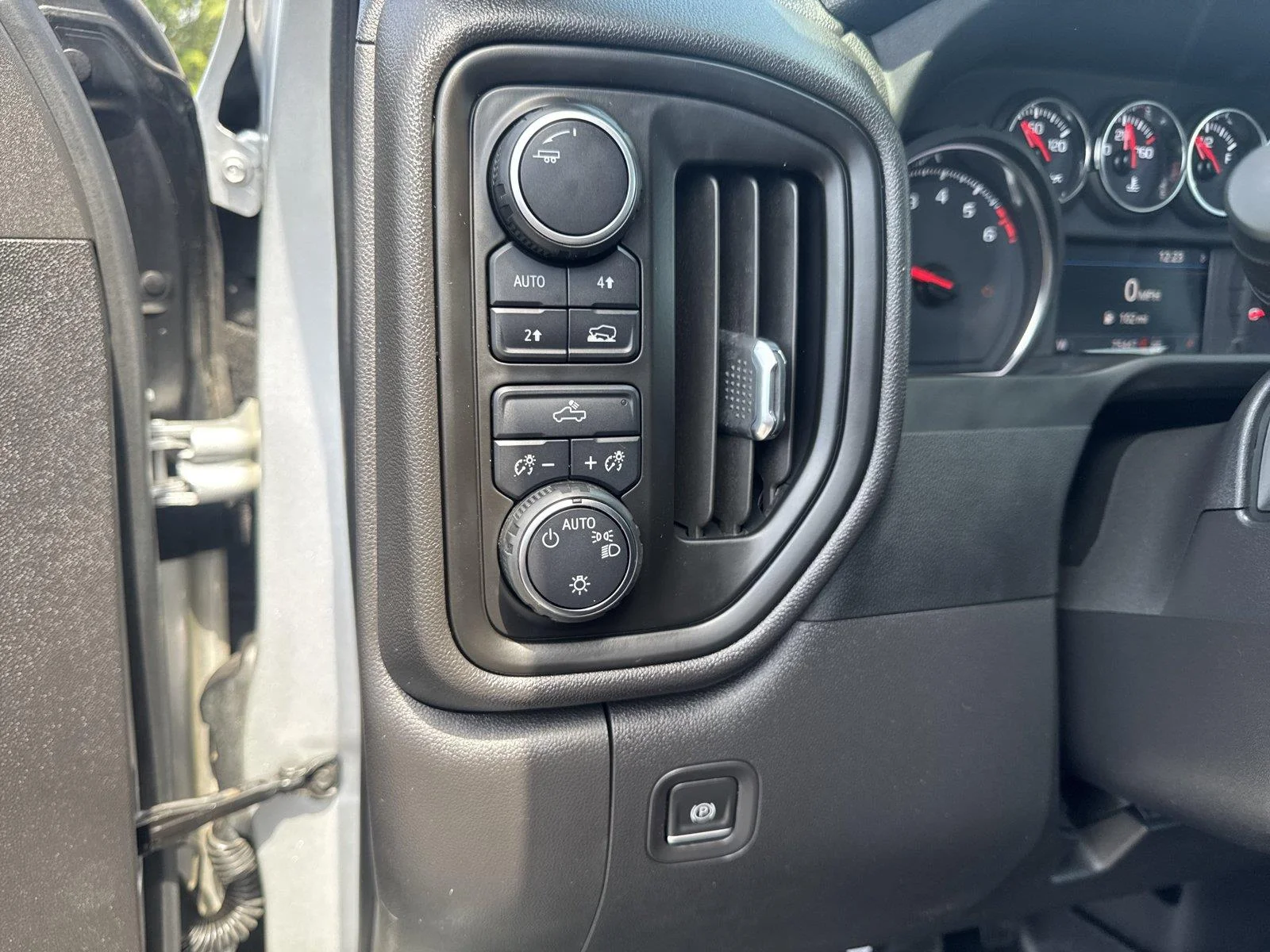 Used 2022 SILVER ICE METALLIC Chevrolet Custom image 19