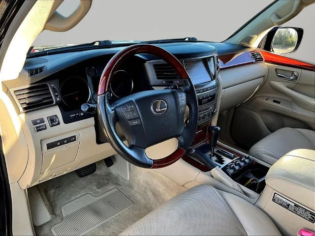 Used 2010  Lexus 570 image 21