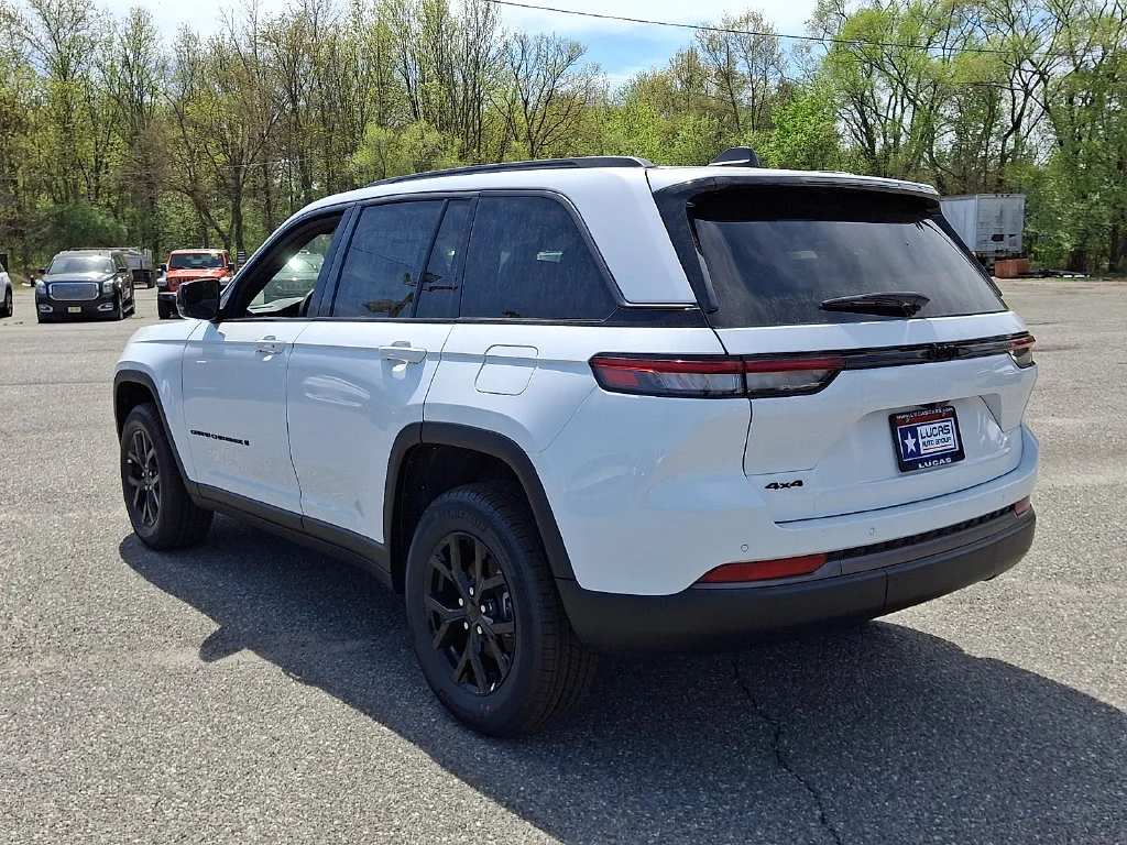 New 2026 Bright White Clear-Coat Exterior Paint Jeep Altitude image 6