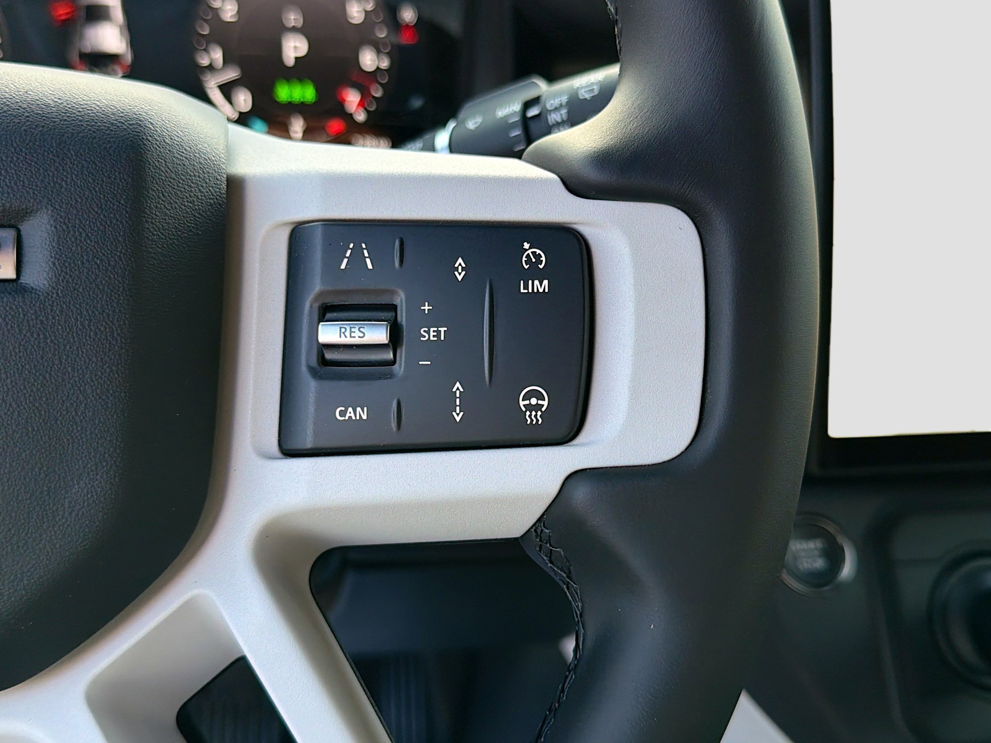 New 2026 Fuji White Land Rover X-Dynamic SE image 38