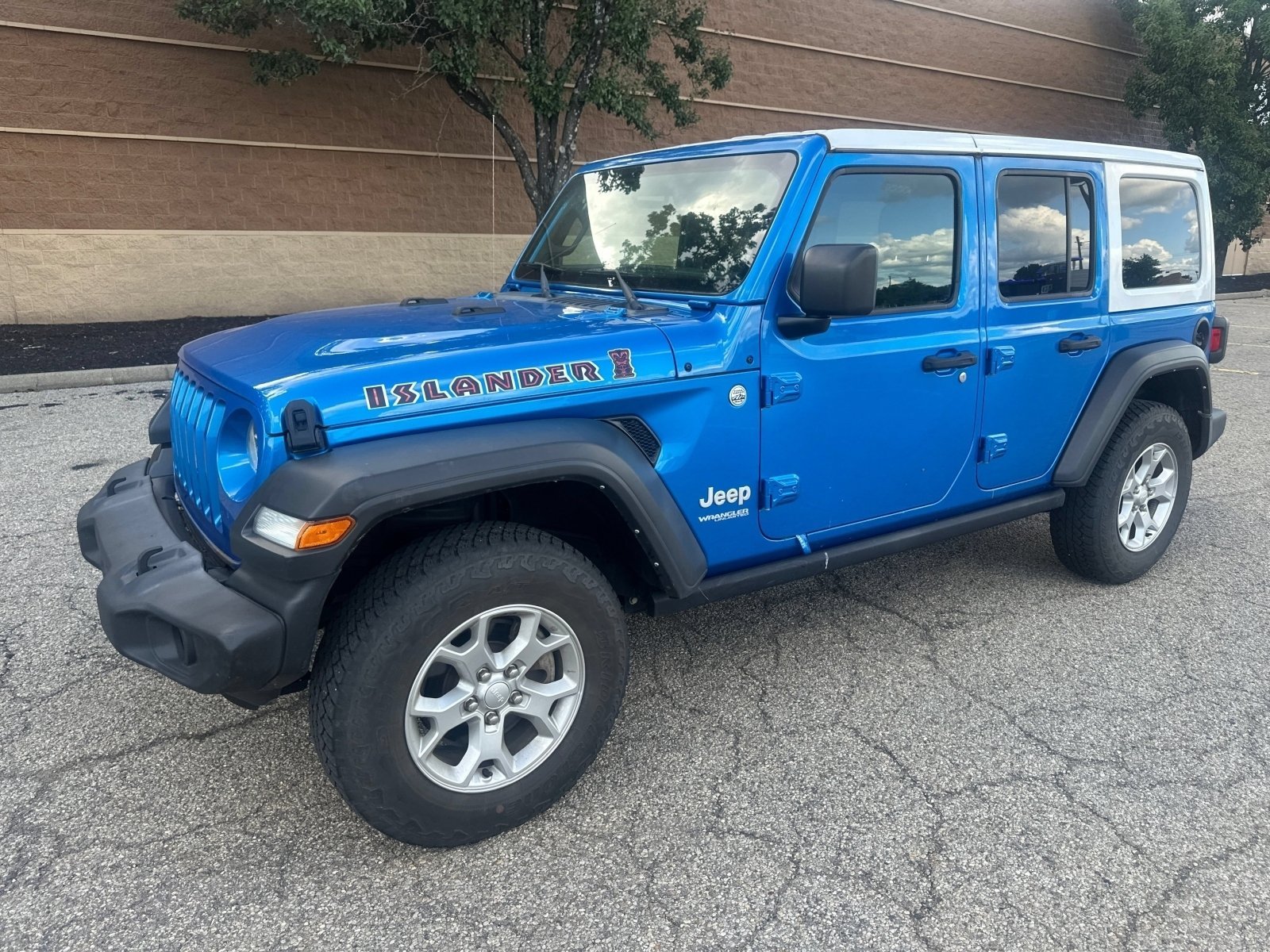 Used 2021 Hydro Blue Pearlcoat Jeep Unlimited Islander image 11
