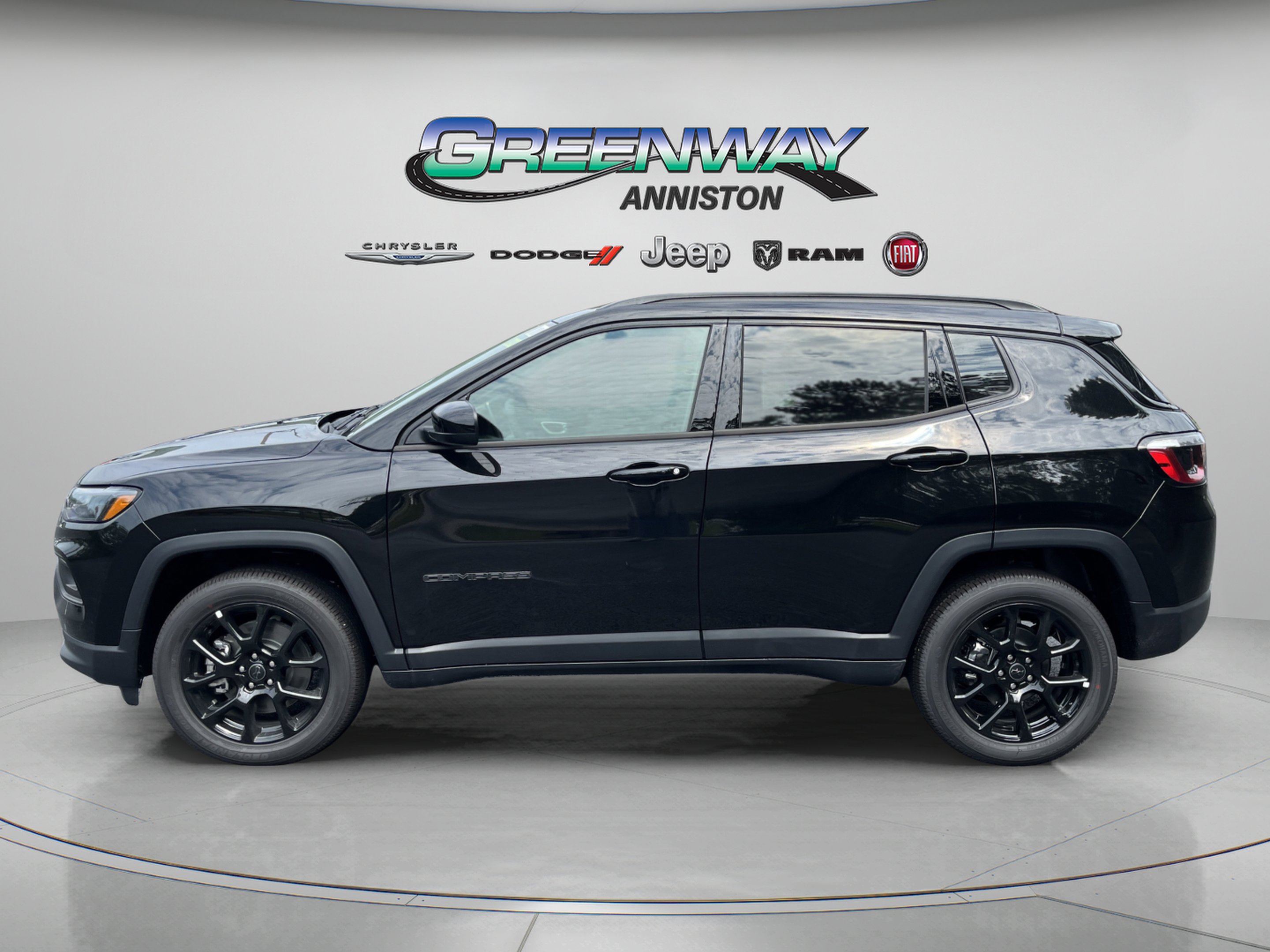 New 2026 Diamond Black Crystal Pearlcoat Jeep Latitude Altitude image 4