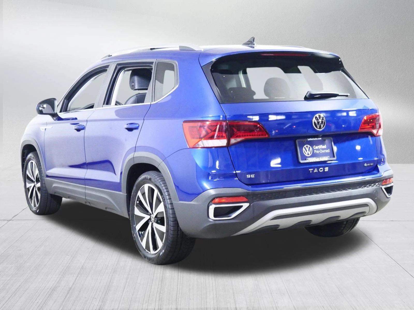 Certified Used 2023 Dusk Blue Metallic Volkswagen SE image 5