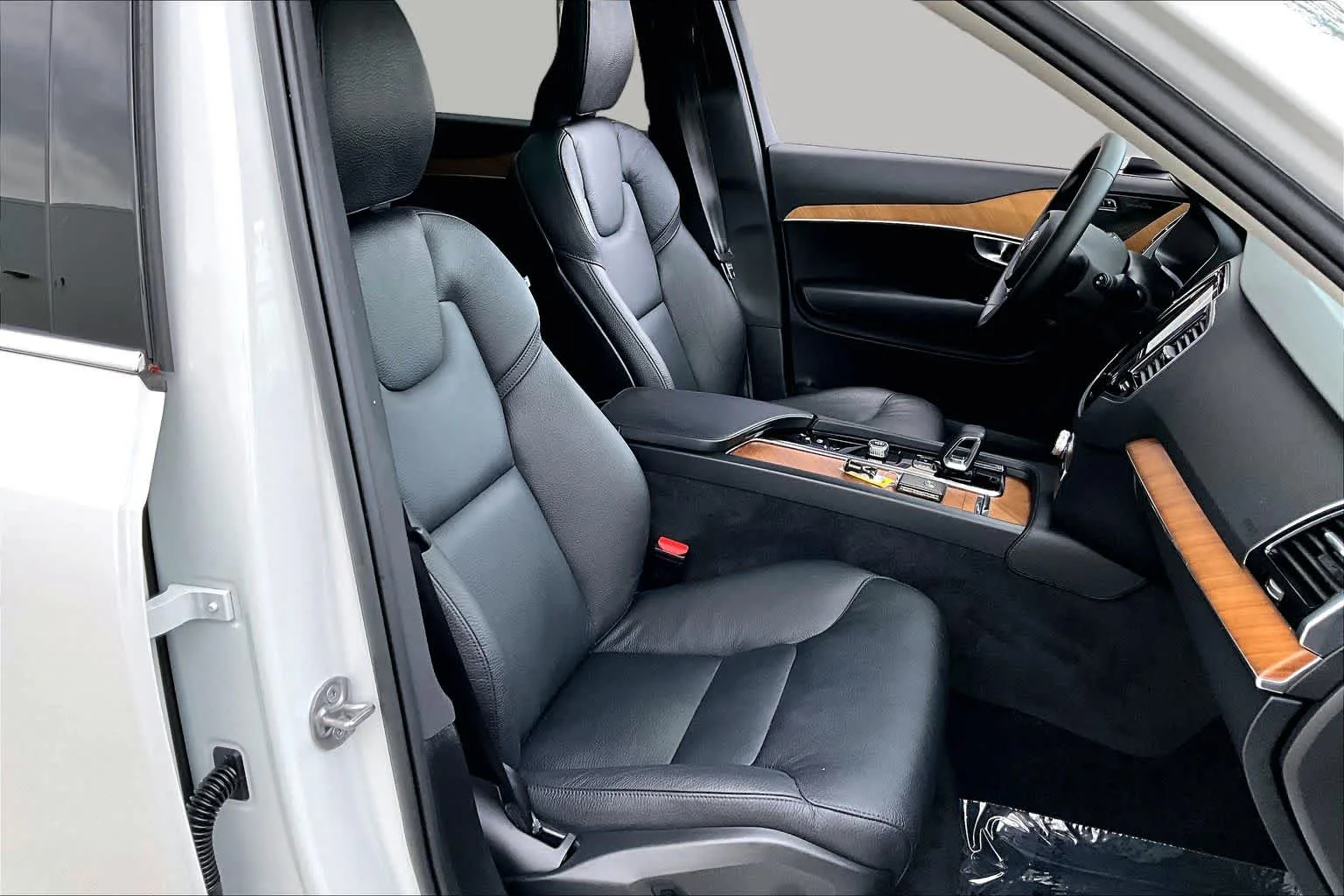 Certified Used 2023 Crystal White Volvo Plus image 8