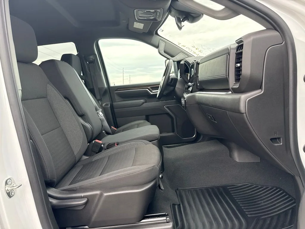 Used 2025 White Chevrolet LT image 10