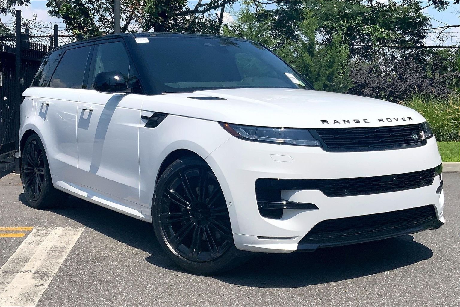 New 2026 Fuji White Land Rover Dynamic SE image 2