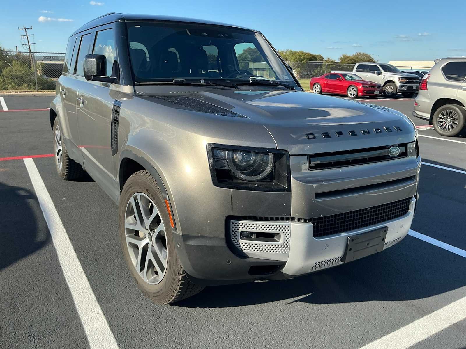 Used 2022 Silicon Silver Premium Metallic Land Rover SE image 2