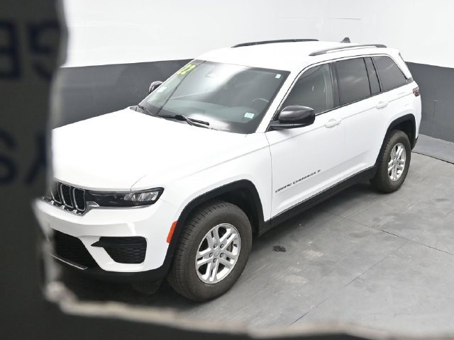 Used 2022 White Jeep Laredo image 32