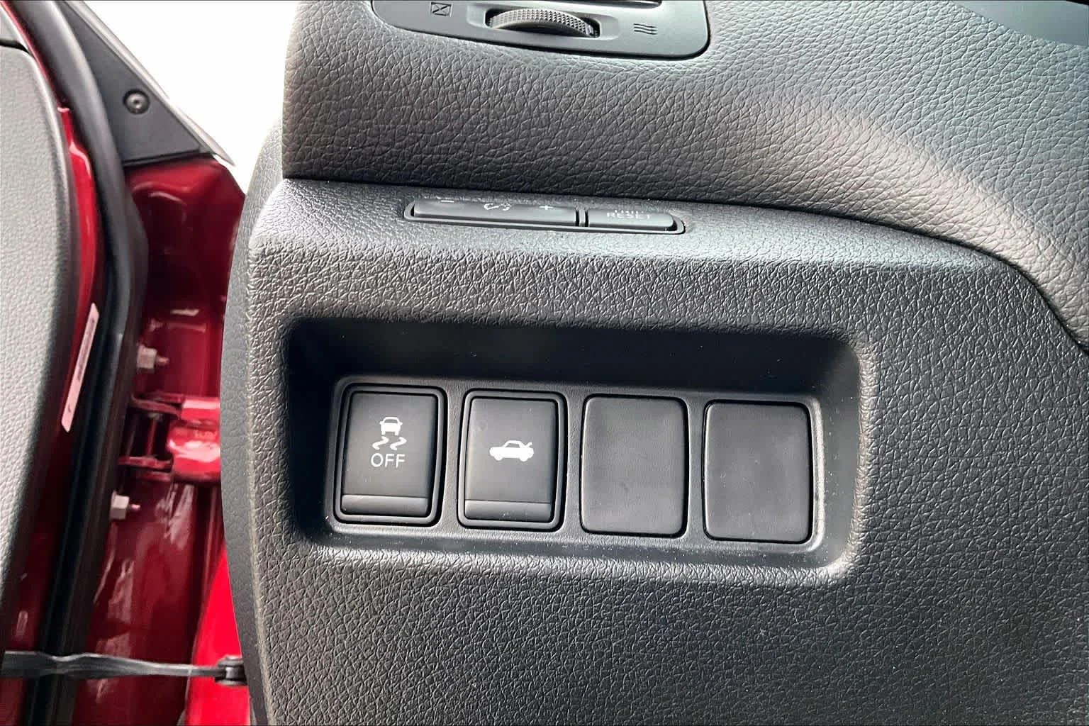 Used 2015 Cayenne Red Nissan 2.5 SV image 33