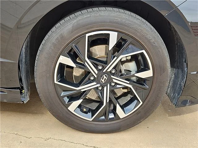 Used 2025 Black Hyundai SEL image 5