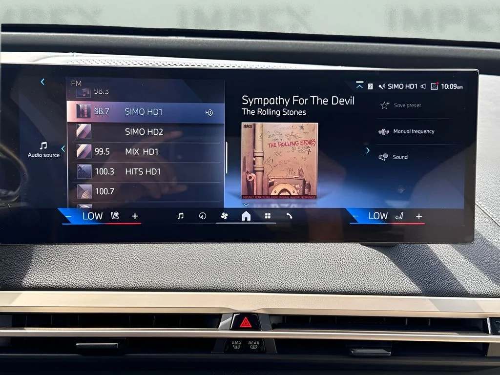 Used 2024 Gray BMW xDrive50 image 11