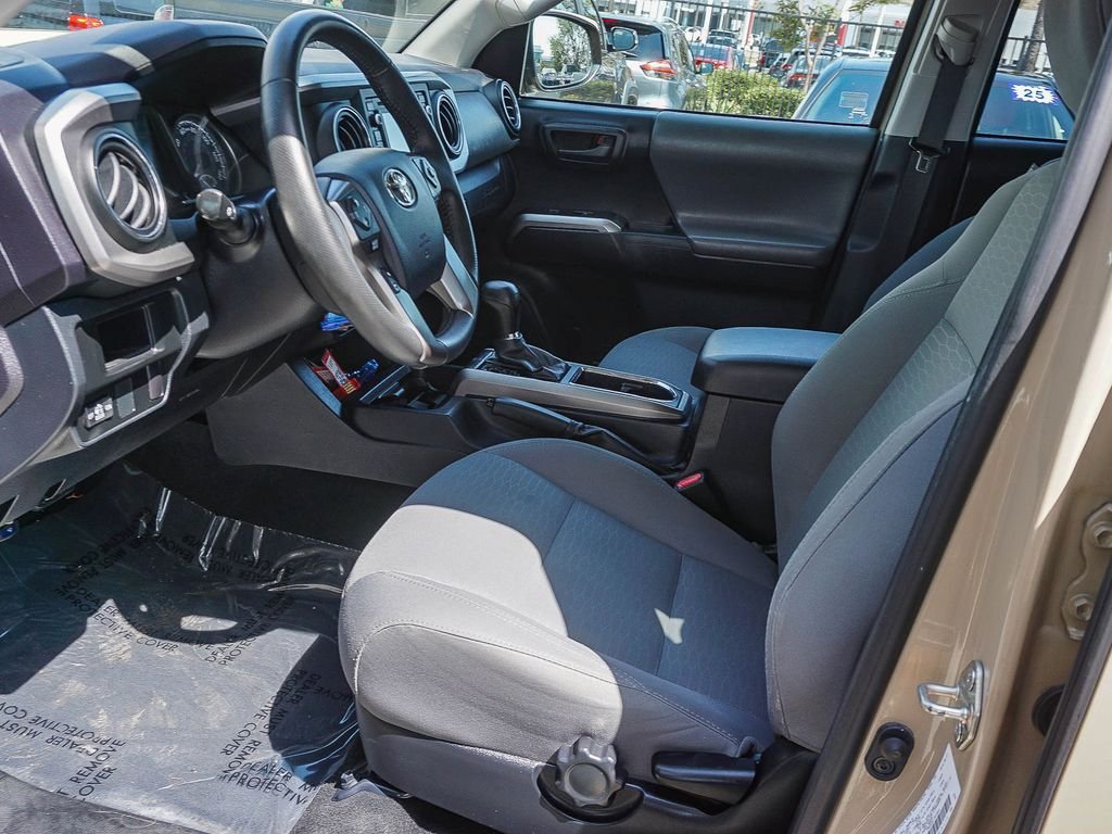 Used 2017  Toyota SR5 image 17