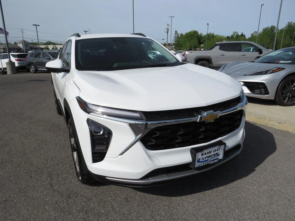 Used 2024 Summit White Chevrolet LT image 4