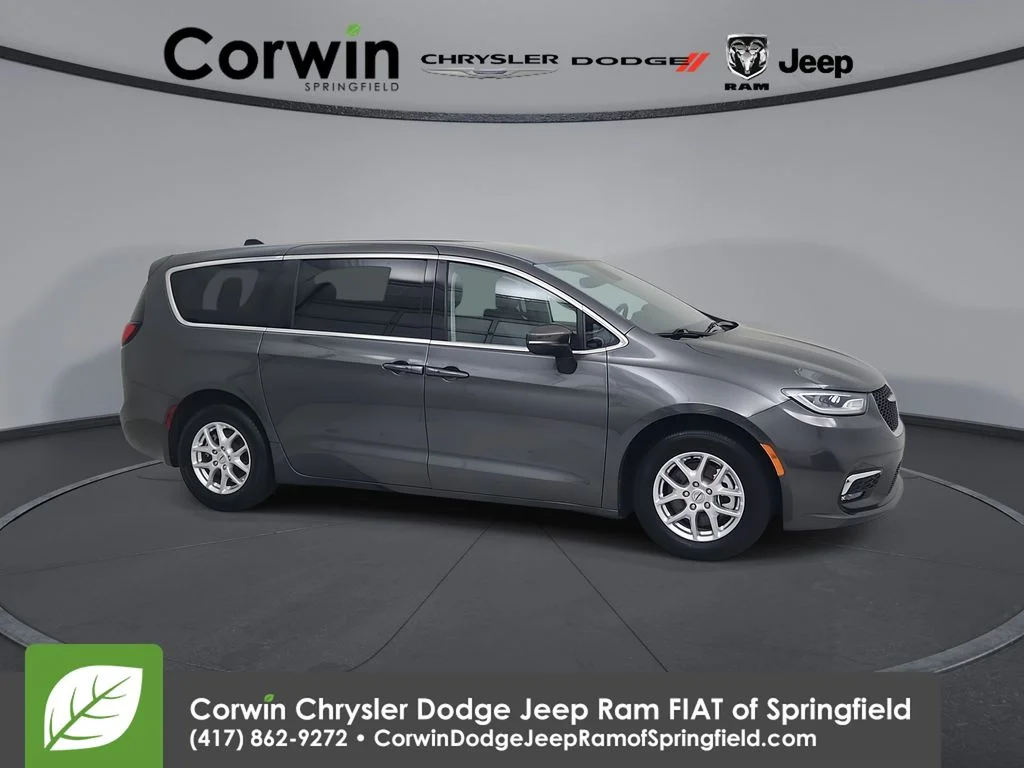 2023 Chrysler Pacifica Touring L's photo