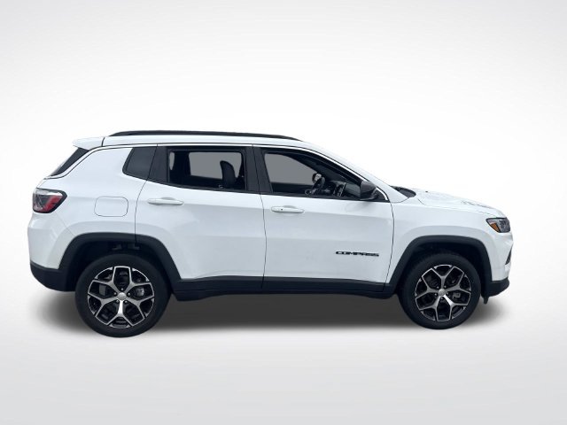 Used 2024 Bright White Clearcoat Jeep Latitude image 9