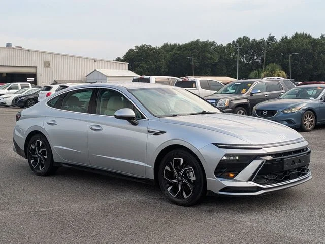 Used 2025 Silver Hyundai SEL image 7