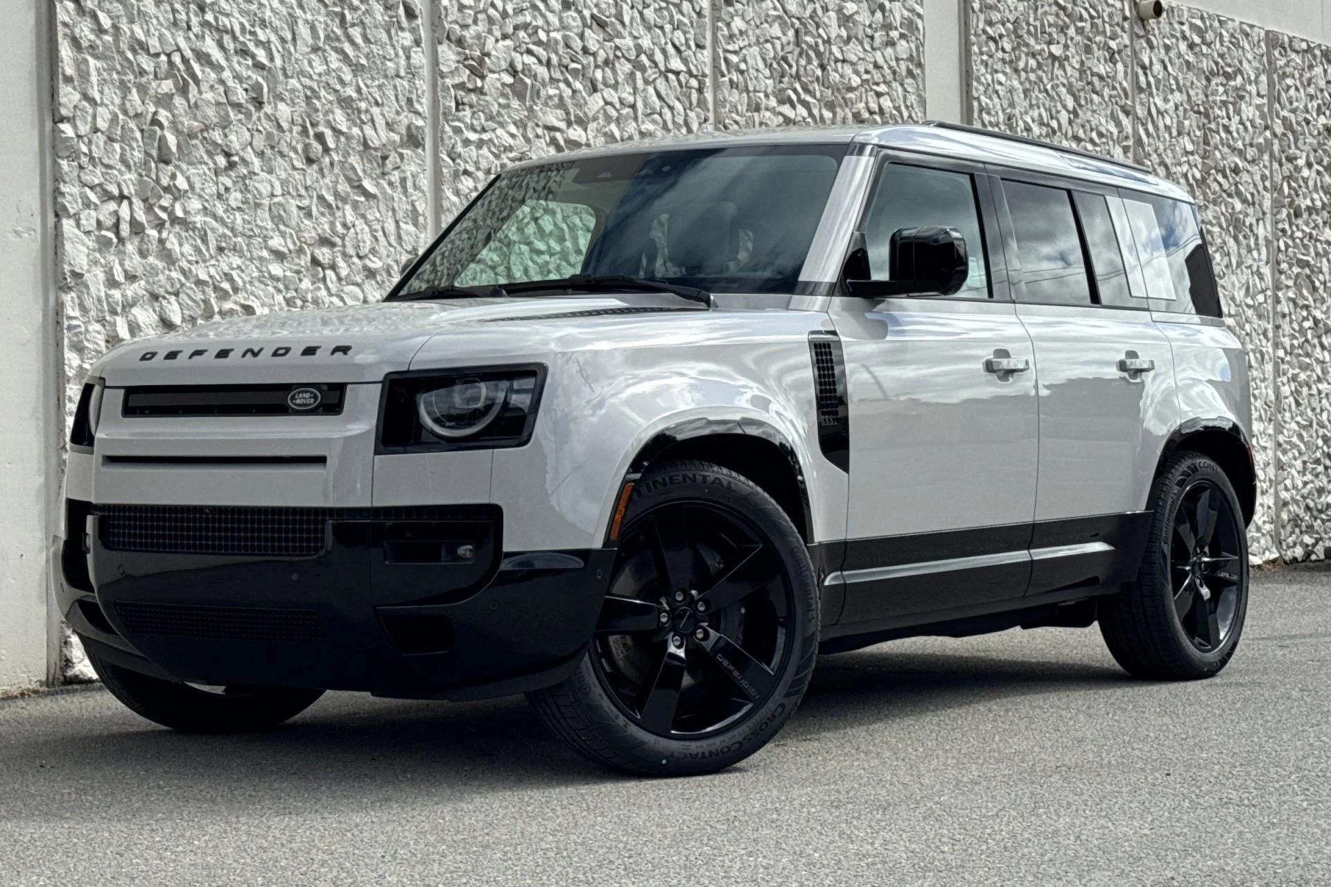 2026 Land Rover Defender 110 X-Dynamic SE P400's photo