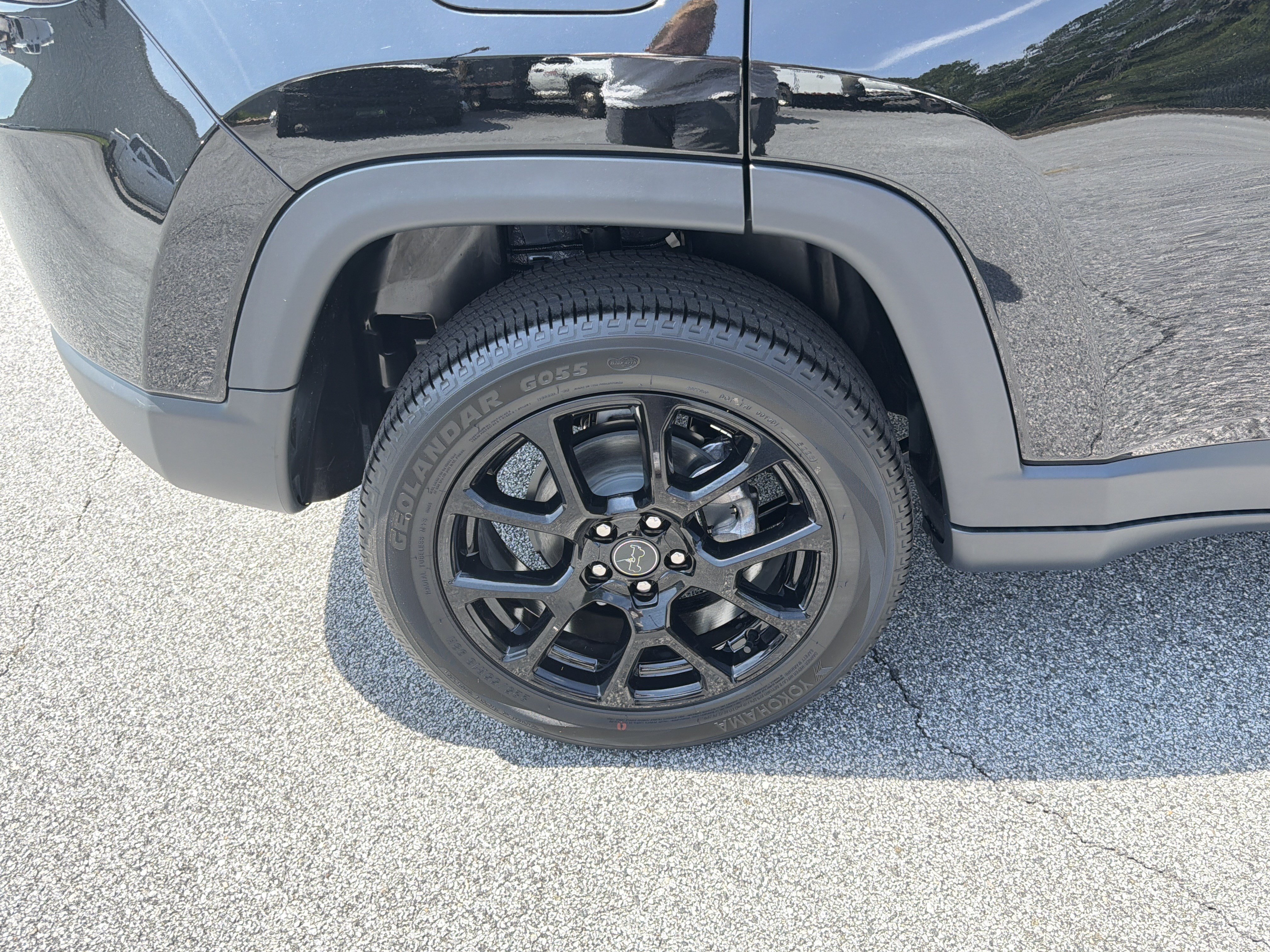 New 2026 Diamond Black Crystal Pearl-Coat Exterior Paint Jeep Latitude image 21