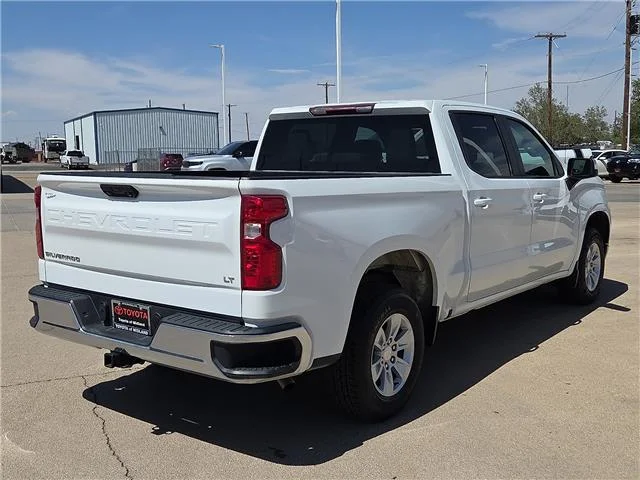 Used 2025 Summit White Chevrolet LT w/1LT 4x2 Crew Cab 5.75 ft. box 147.4 in. WB image 4