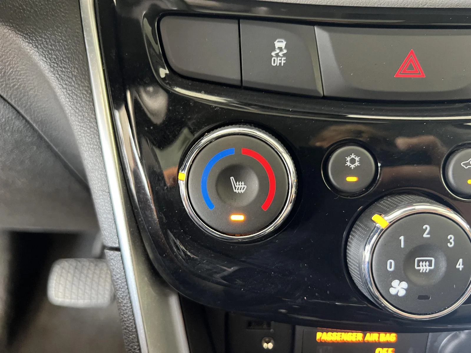 Used 2019 Pacific Blue Metallic Chevrolet Premier image 29