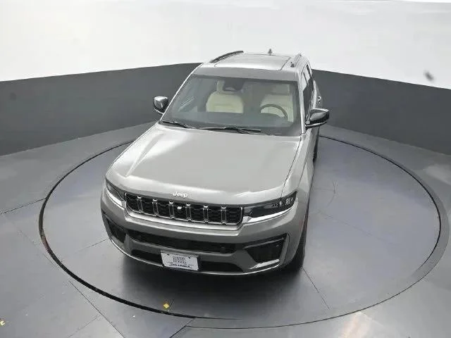New 2027 Sting-Gray Clear-Coat Paint Jeep Limited image 11