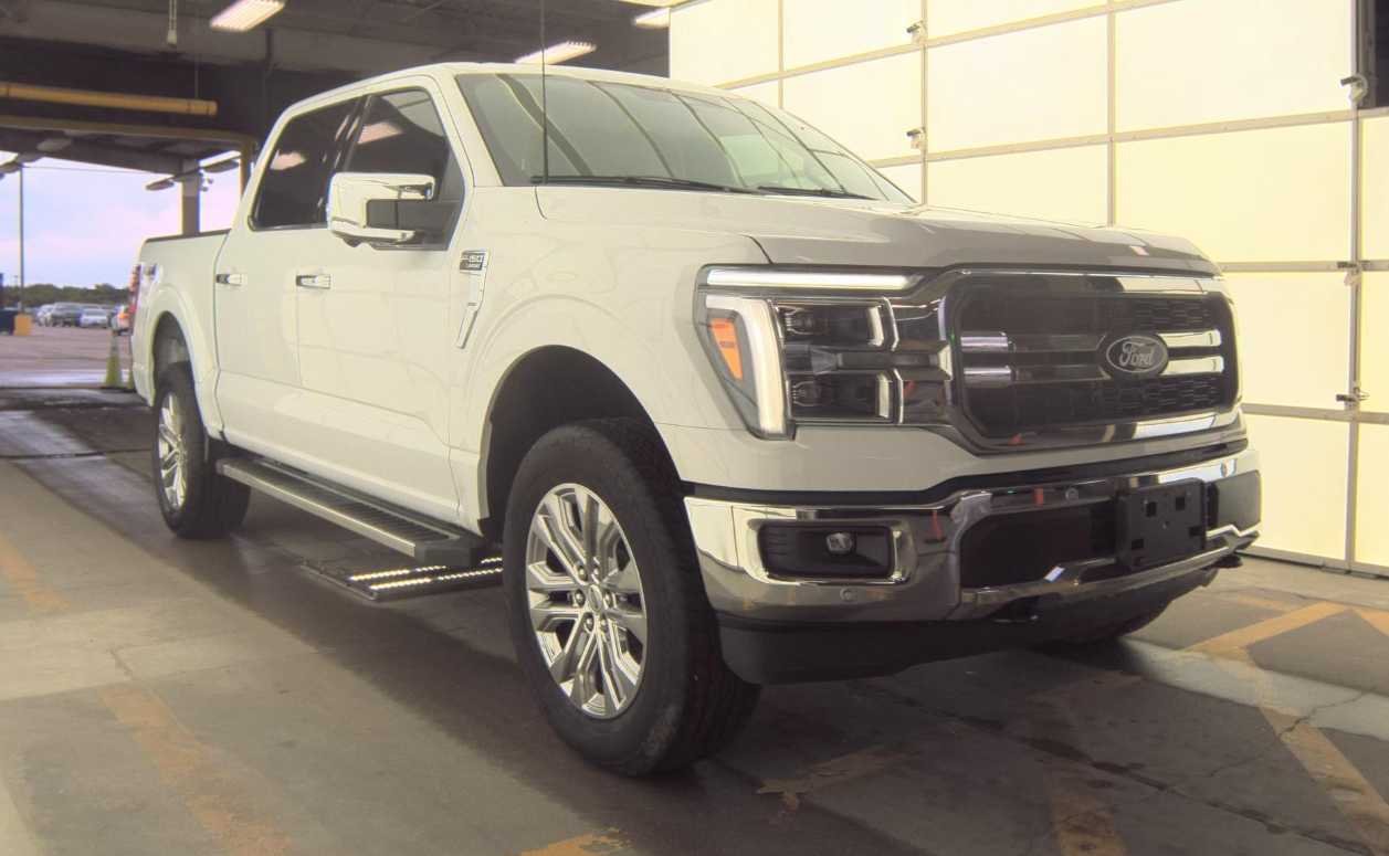 Certified Used 2025 Oxford White Clearcoat Ford LARIAT image 4