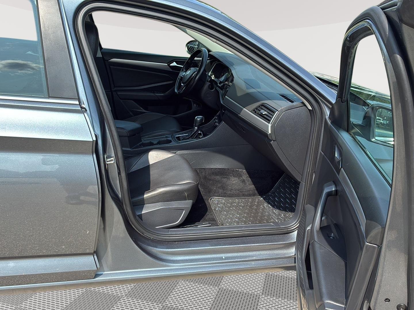 Used 2019 Platinum Gray Metallic Volkswagen SE image 11