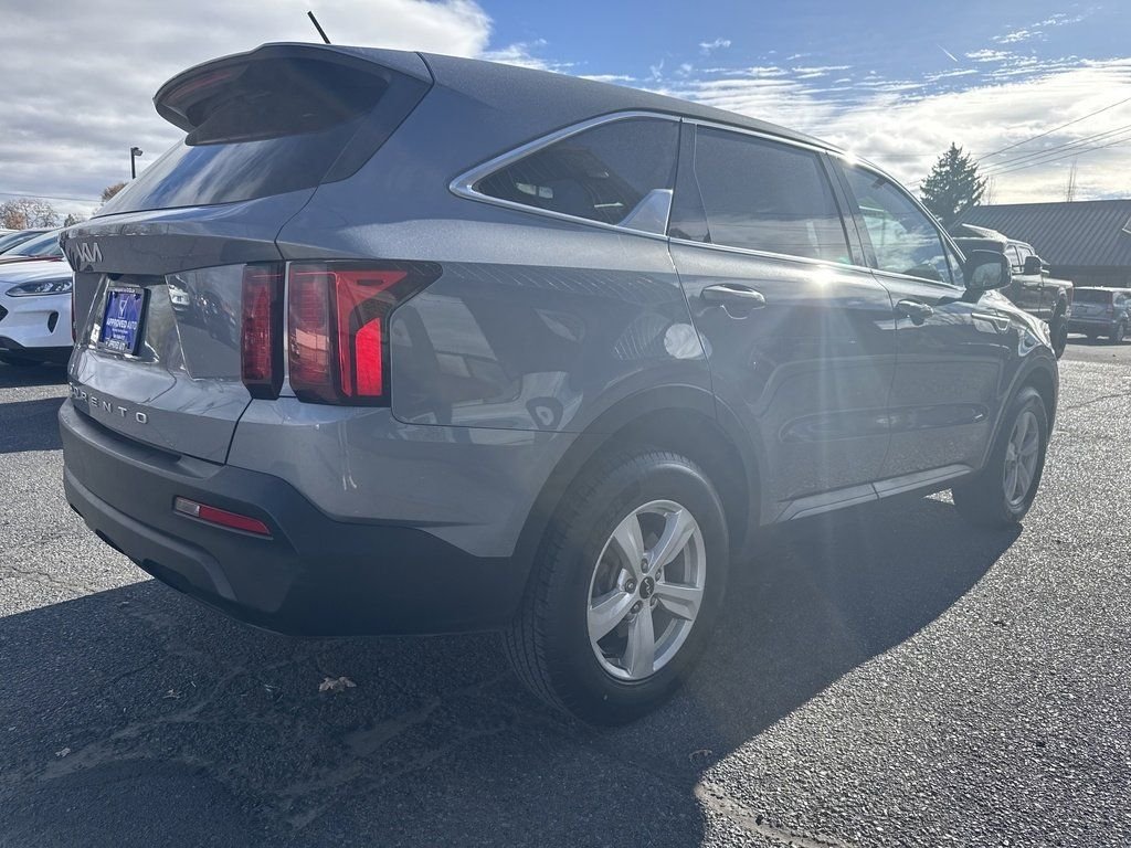 2022 Kia Sorento LX photo 2