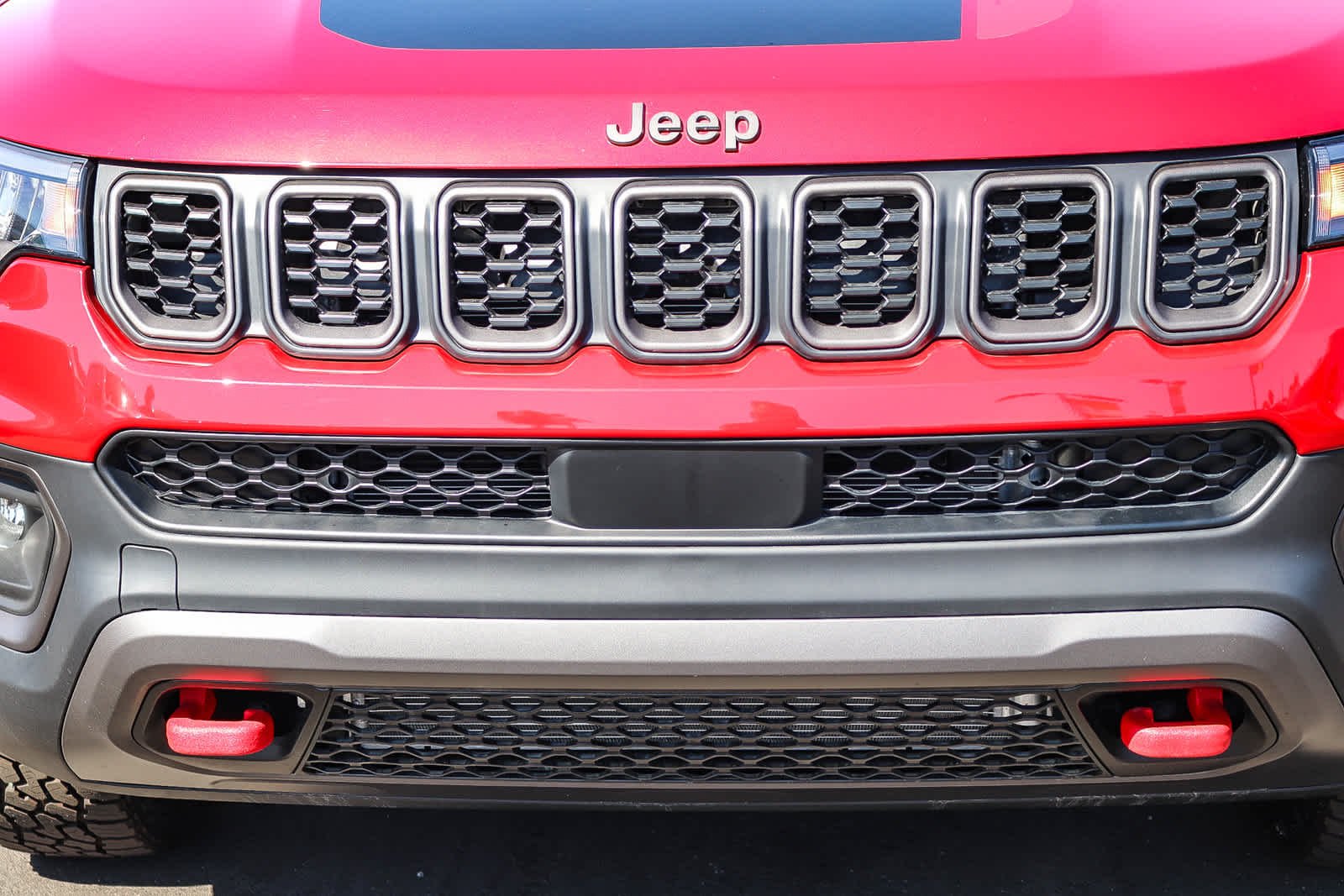 New 2026 Red Hot Pearl-Coat Exterior Paint Jeep Trailhawk image 9