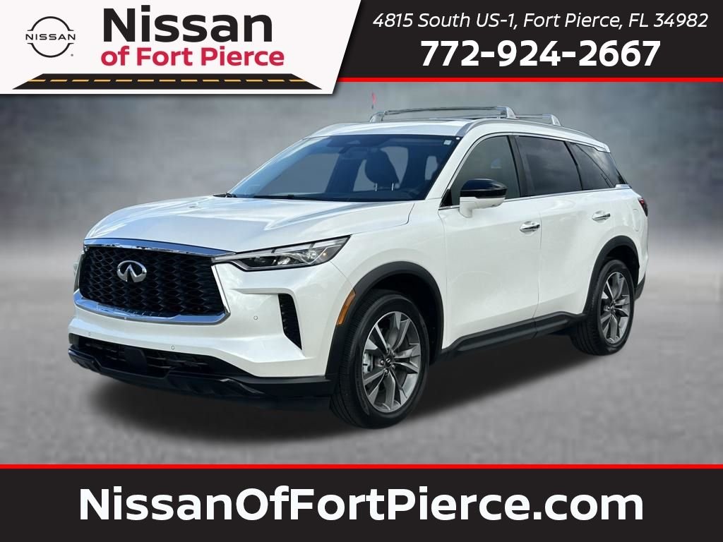Used 2025 White INFINITI LUXE image 1