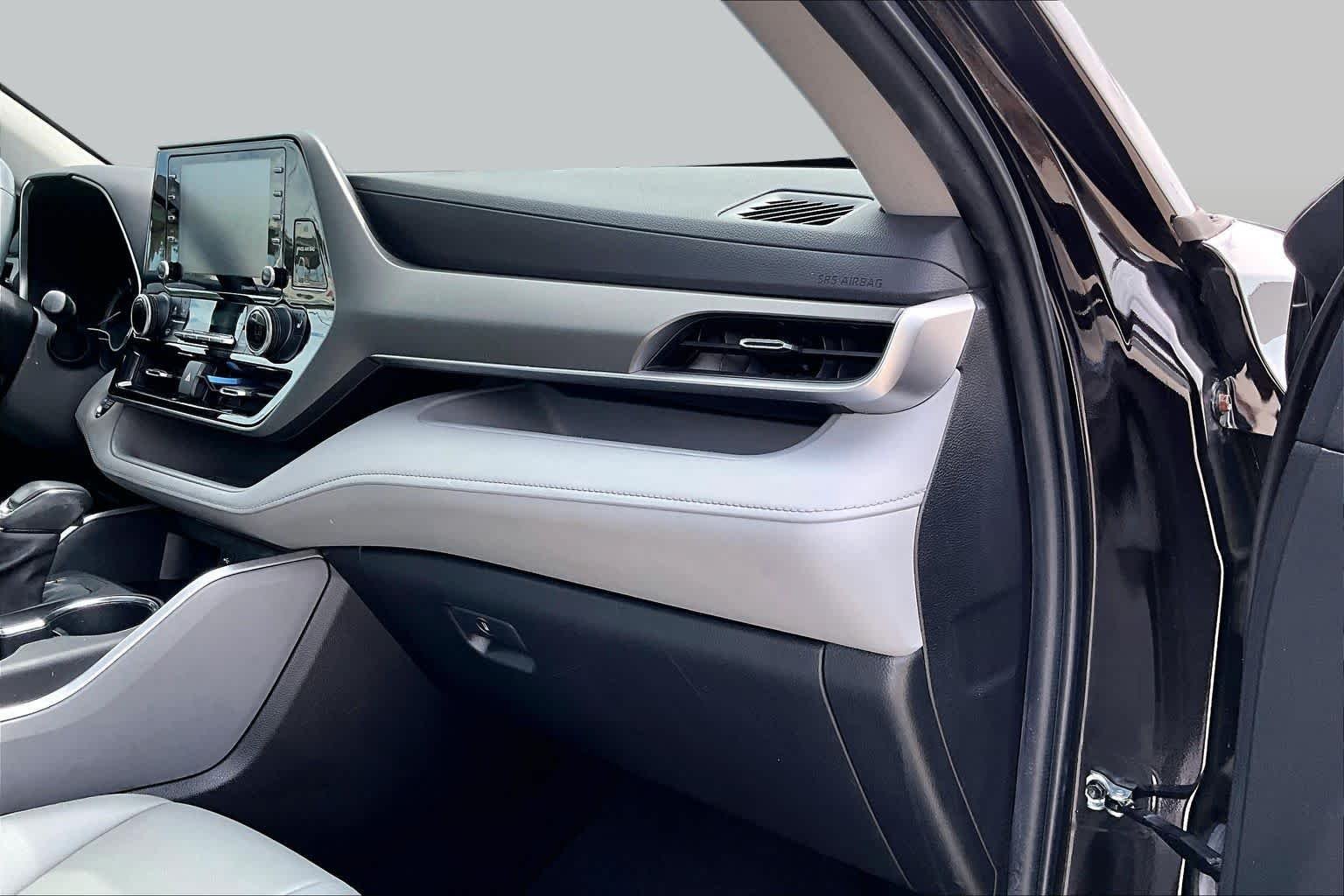 Used 2022 Opulent Amber Toyota XLE image 16
