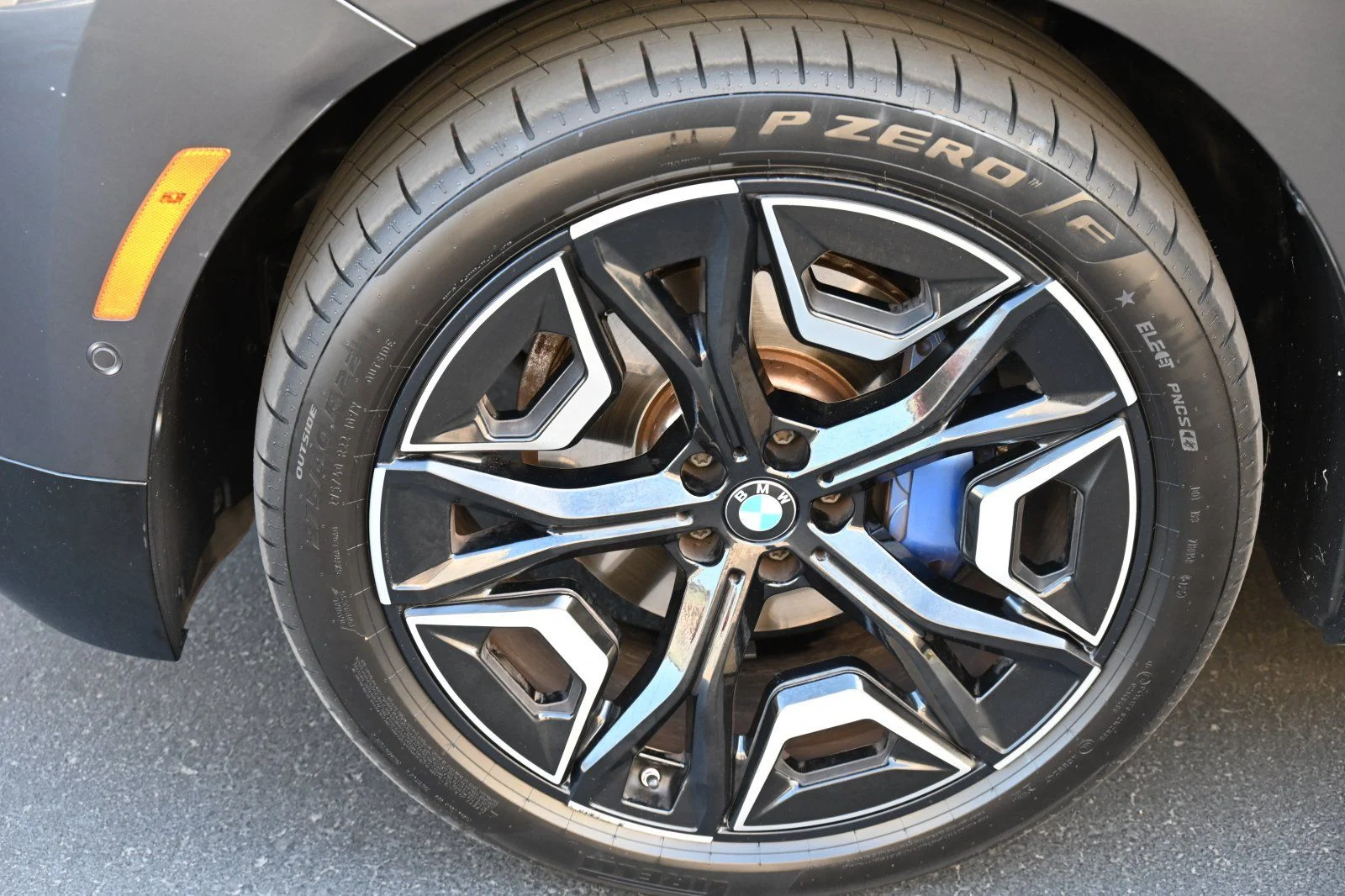 Used 2024 Dark Graphite BMW xDrive50 image 22