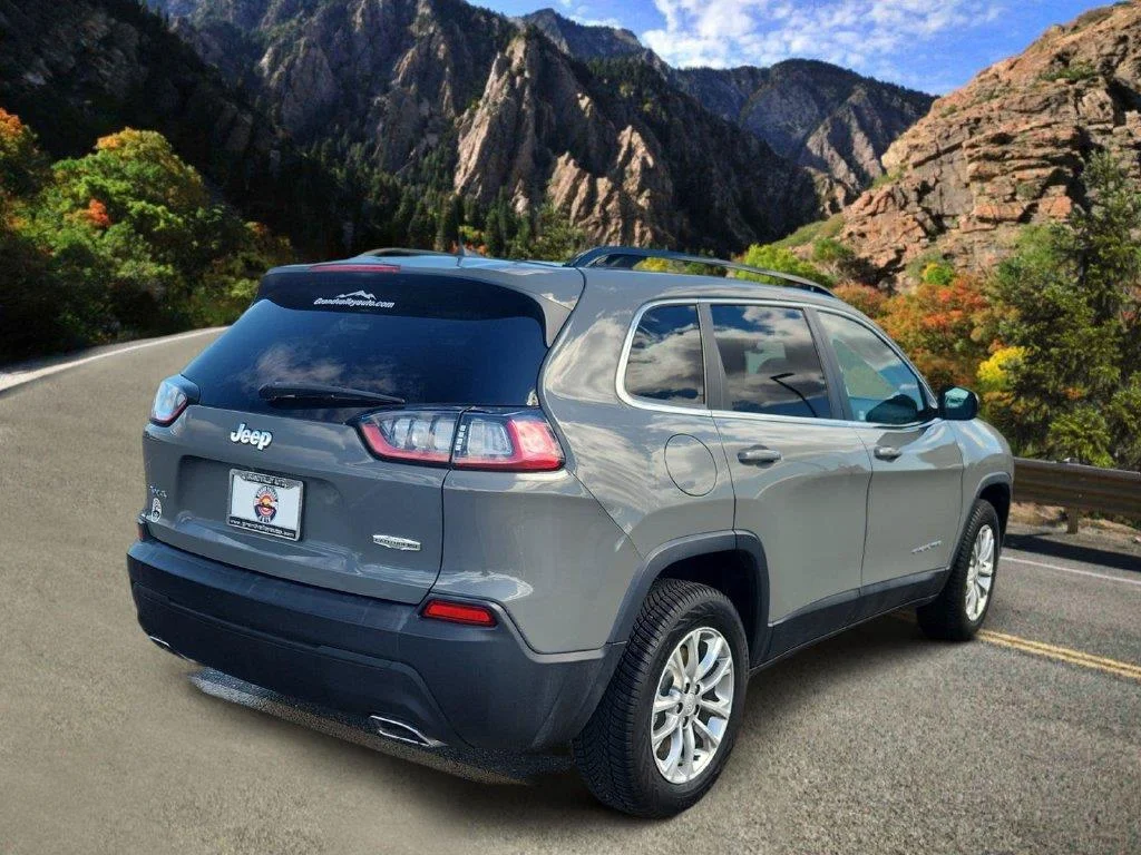 Used 2022 Sting-Gray Clearcoat Jeep Latitude Lux image 3