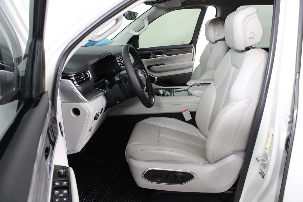 Used 2022 White Jeep Series II image 25