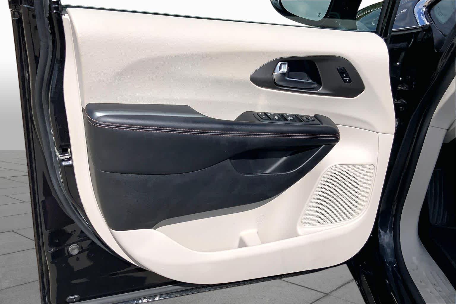 Used 2020 Brilliant Black Crystal Pearlcoat Chrysler Touring L image 20