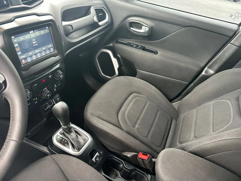 Used 2019 White Jeep Latitude image 29
