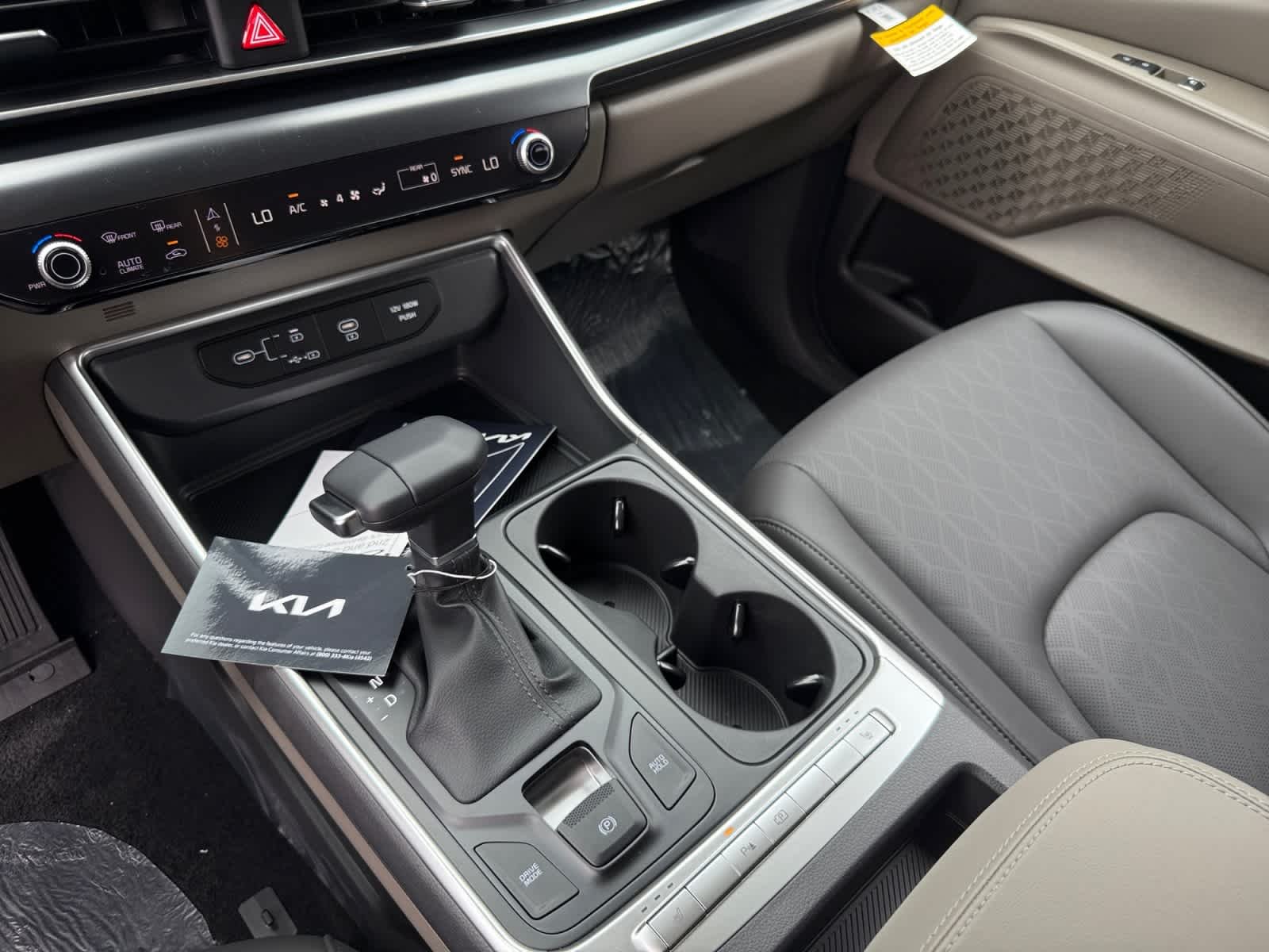 New 2026 Snow White Pearl Kia LXS image 17