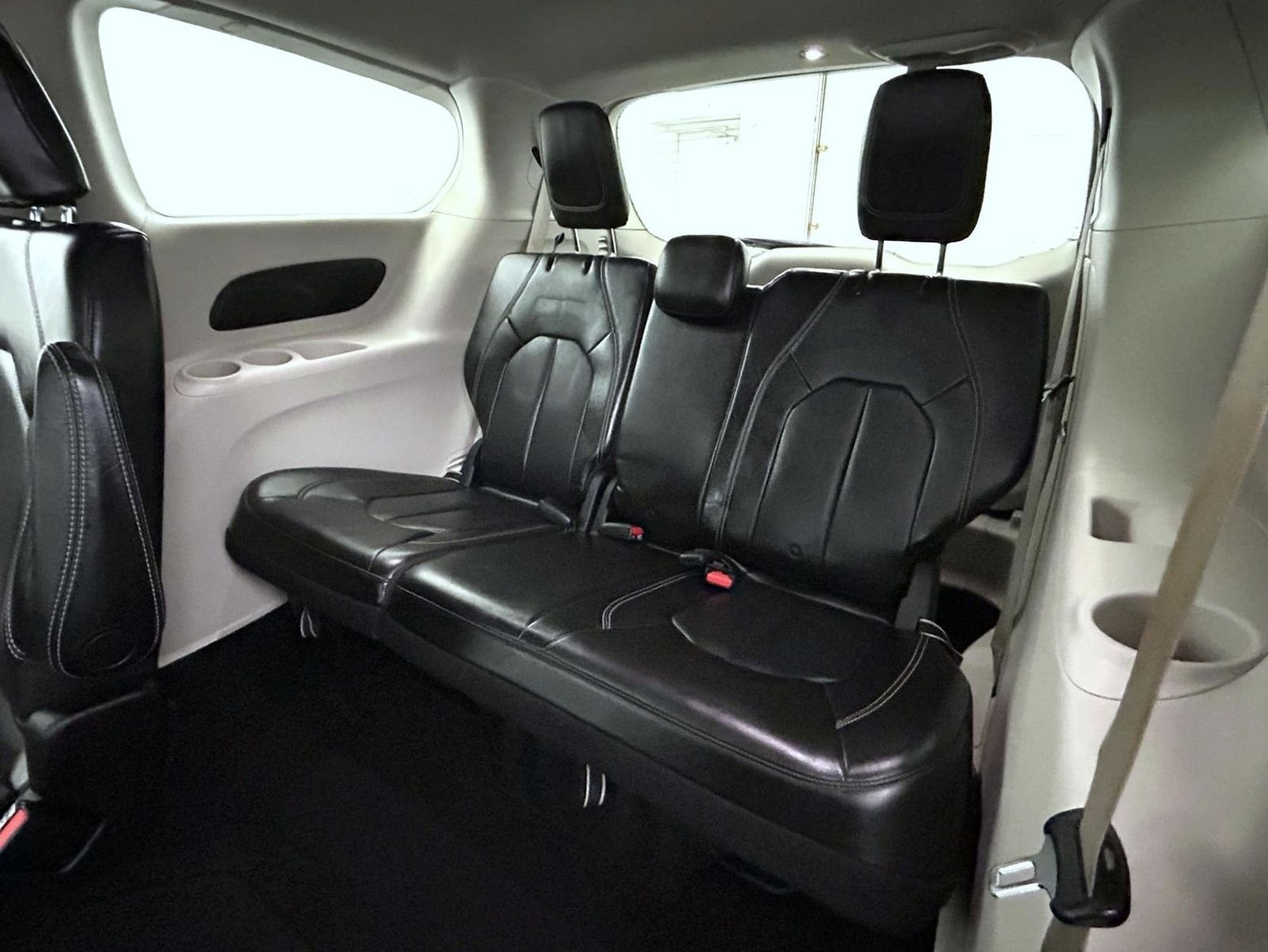 Used 2020 Silver Chrysler LXI image 19